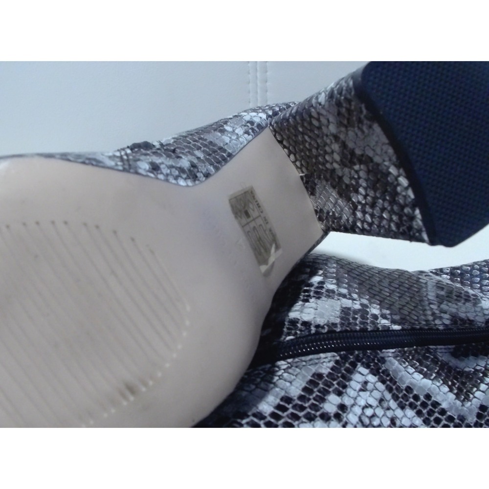 PrettyLittleThing Grey Snakeskin Print Block Heel Ankle Boots Pointed Toe Zip Up - Picture 5 of 6